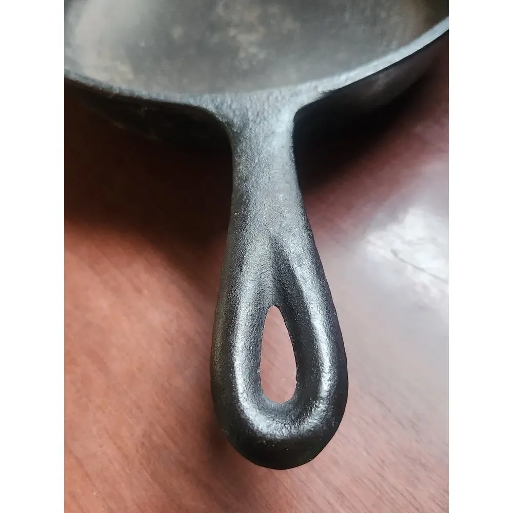 Vintage Unmarked Cast Iron Skillet No. 6 Made in USA Seasoned